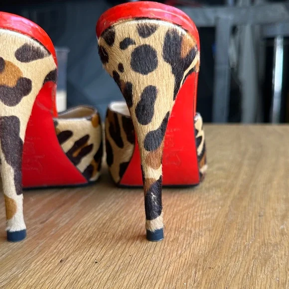 Christian Louboutin Leopard Print Peep-Toe Mules with Red Insole - Picture 4 of 8